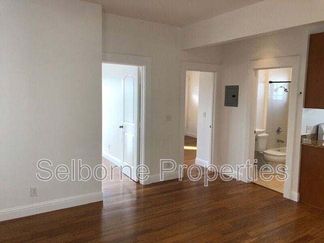 Building Photo - 939 International Blvd