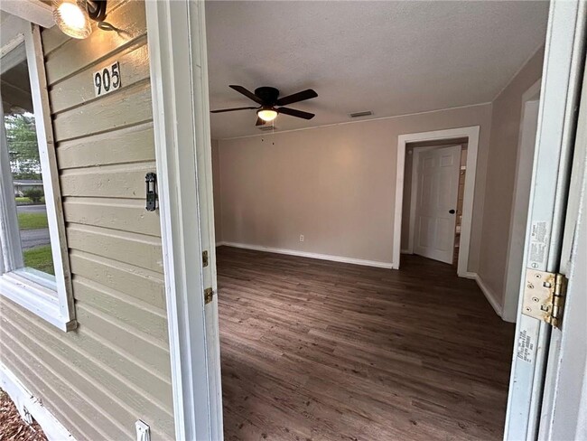 Building Photo - 905 Pansy Ct