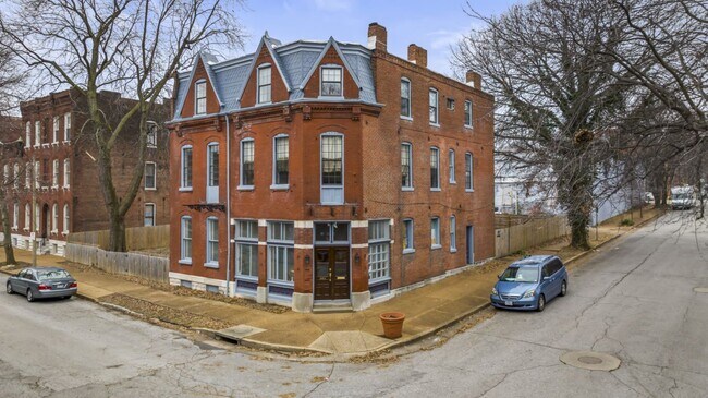 Great walkable Soulard location! - 2401 S 11th St