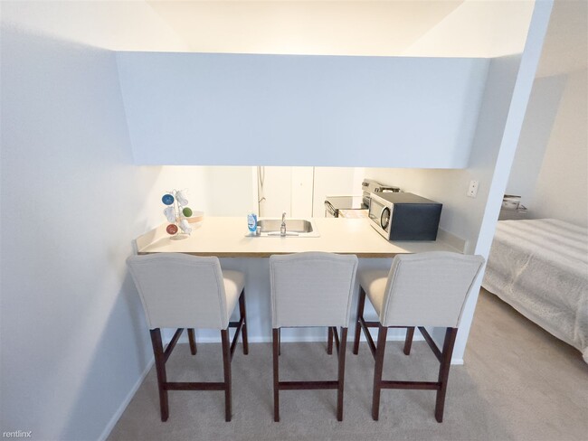 Building Photo - Studio, 1 bath Condo - 780 S Federal St