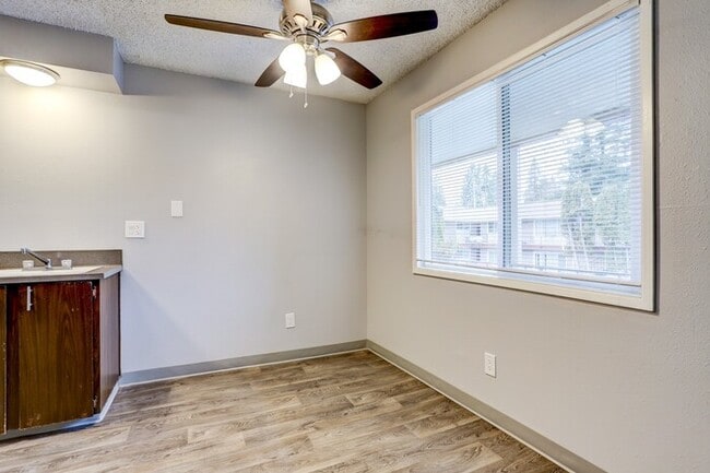 Building Photo - Look no Further, Tyee offers a SUPER 2bed/1bath! Call now for details and a showing!