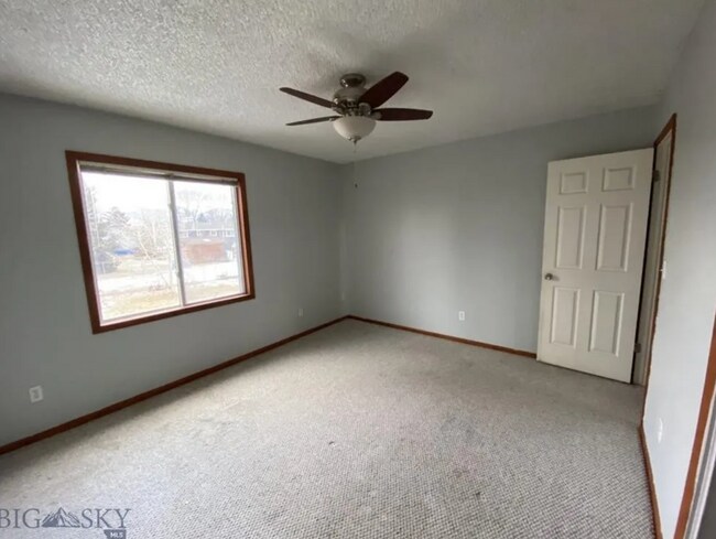 Building Photo - Spacious 4 Bedroom Belgrade Home