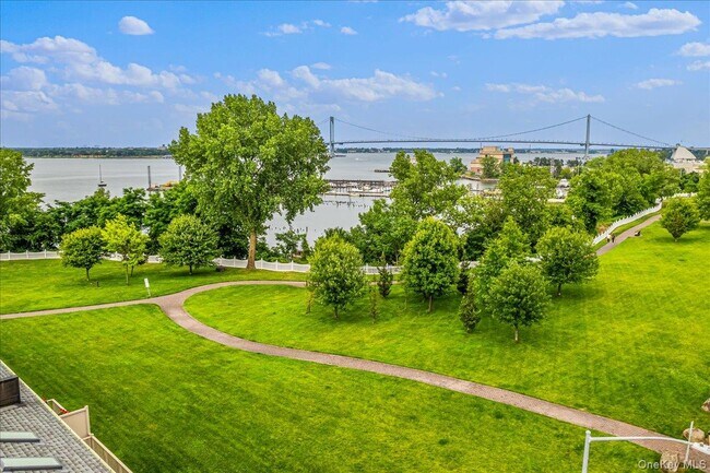 Foto del edificio - 122-16 Powell Cove Blvd