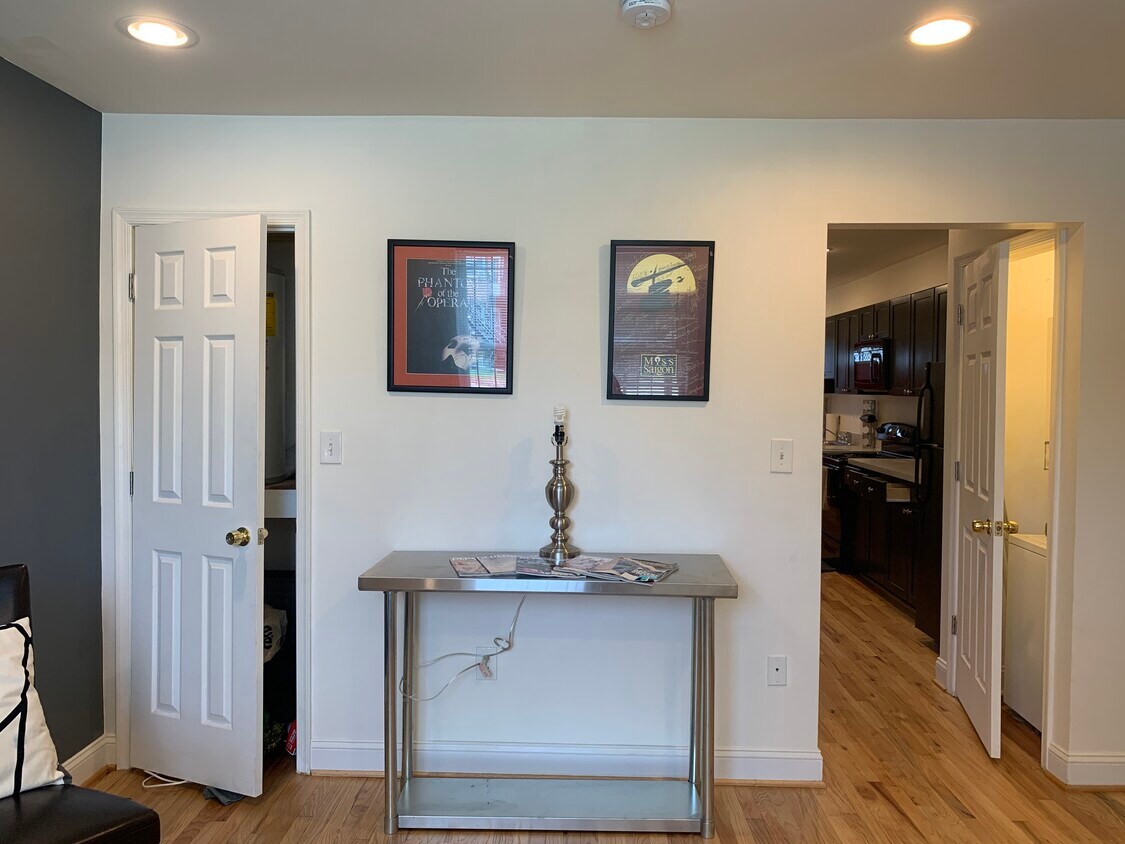 Foto principal - 853 19th Street Northeast