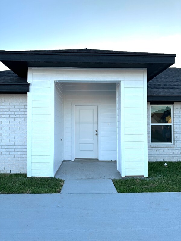 Building Photo - 324 Uva Ln