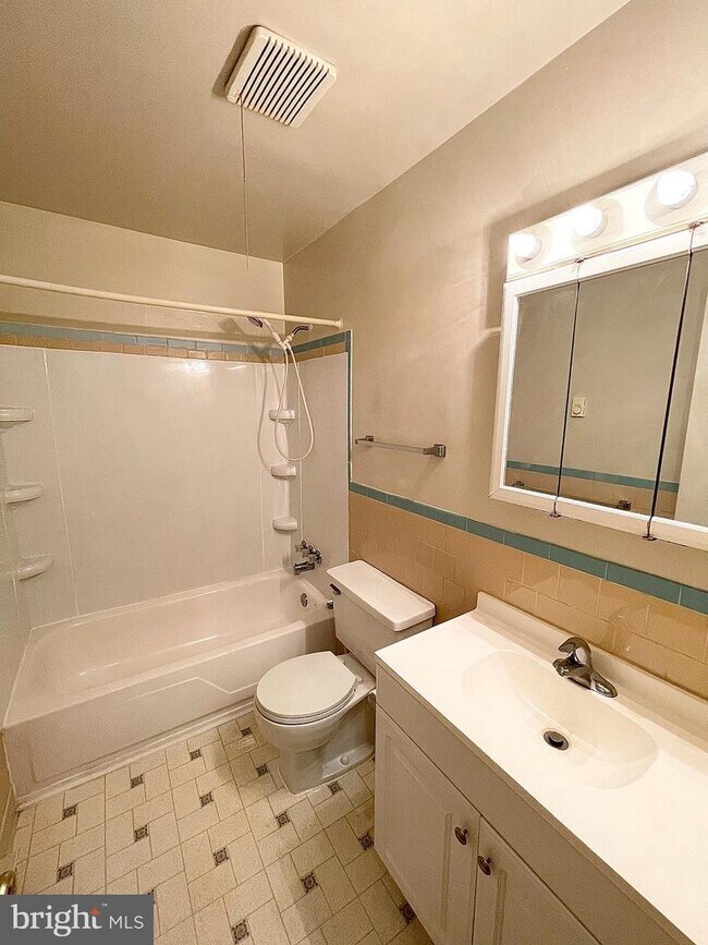 Foto del edificio - 10704 Rollingwood Dr