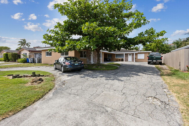 Building Photo - 2541 NE 10th Ct