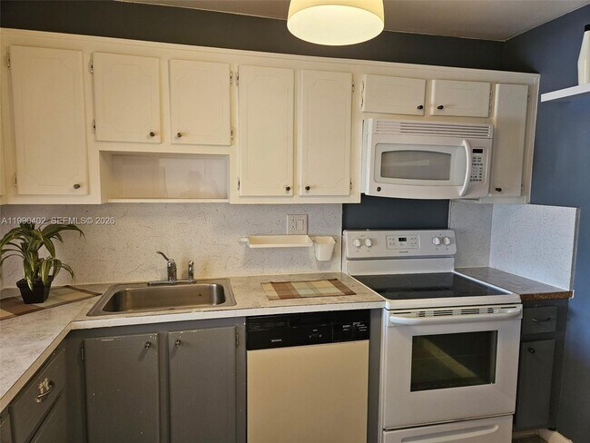 Foto del edificio - 2200 E Hallandale Beach Blvd