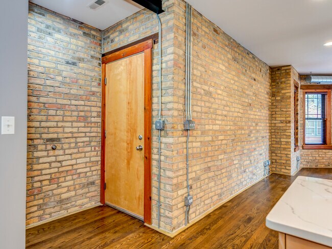 Building Photo - 7020 N Paulina St