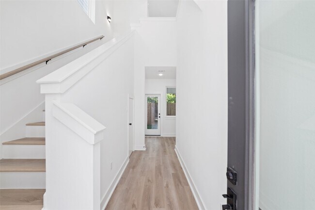 Building Photo - 810 Elkhart St