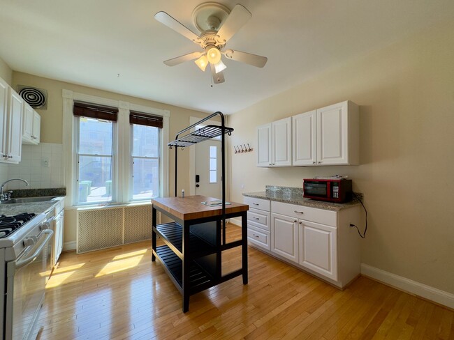 Building Photo - Charming 2Bed/1Bath Townhome in Highlandtown