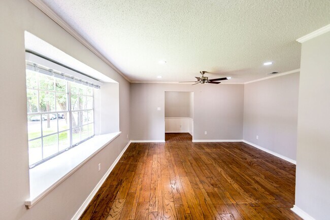 Foto del edificio - 1825 Courtney Dr