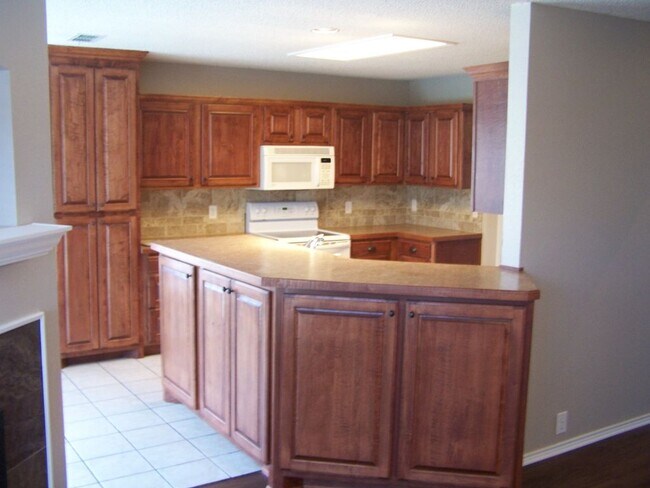 Building Photo - 311 Plantation Oak Ave