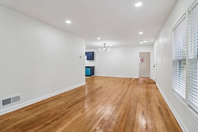 Building Photo - 3159 Bobolink Dr