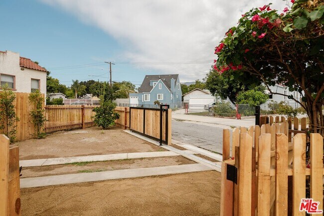 Foto del edificio - 784 Elmira St