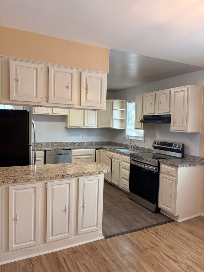 Building Photo - 910 Logwood Rd