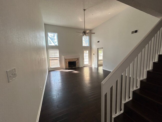 Building Photo - Fairway Oaks Garden Home
