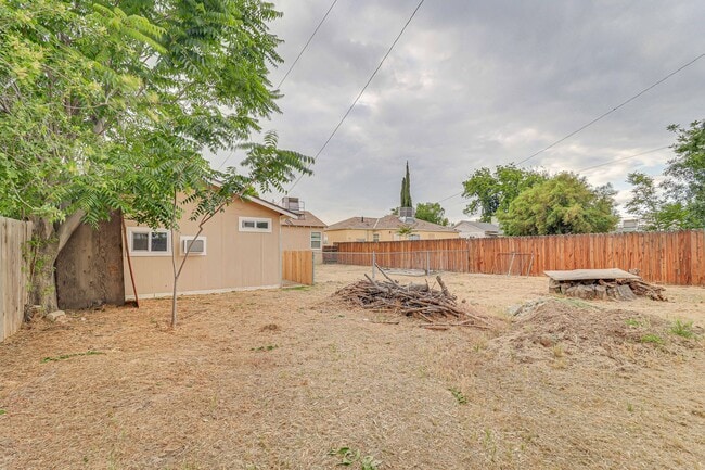 Building Photo - Remodeled 1 Bed with Private Yard & Parking – Don’t Miss This!