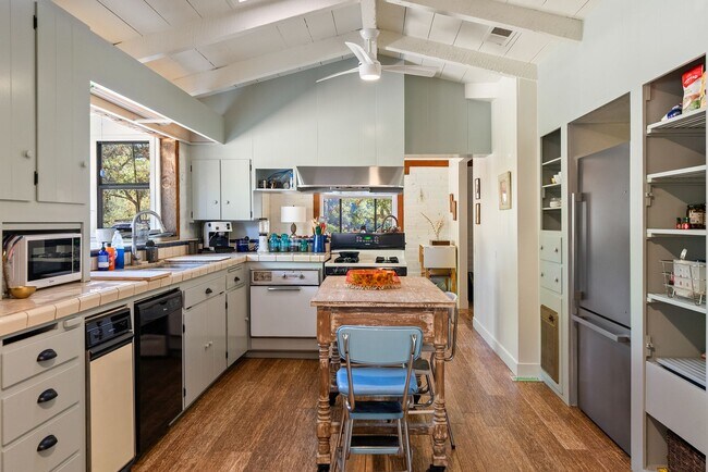 Foto del edificio - 3700 Las Pilitas Rd