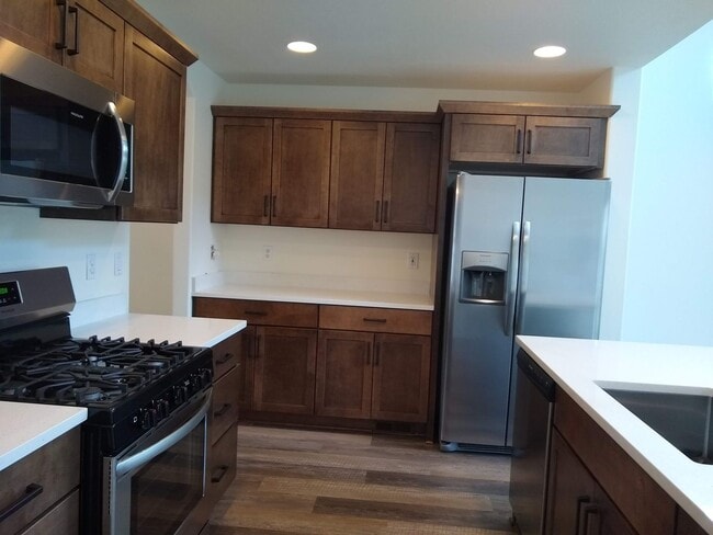 Building Photo - 3 Bedroom House For Heights On Hood River