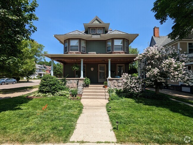 South Hill Apartments for Rent with High Ceilings - Grand Rapids, MI ...