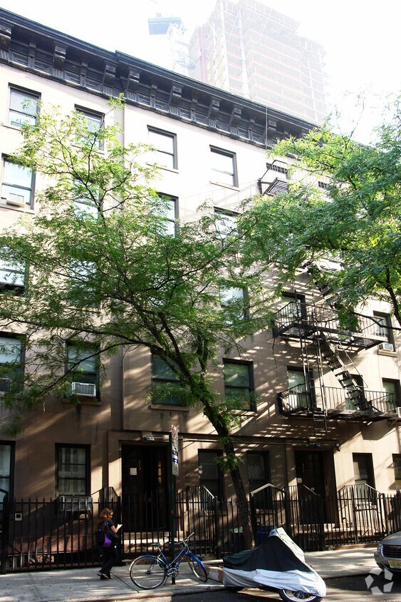 Foto del edificio - 311 W 47th St