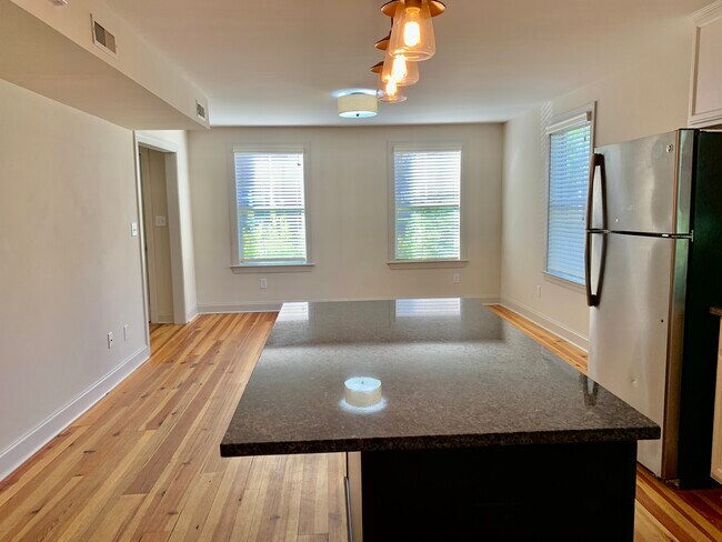 Building Photo - 5 Strawberry Ln