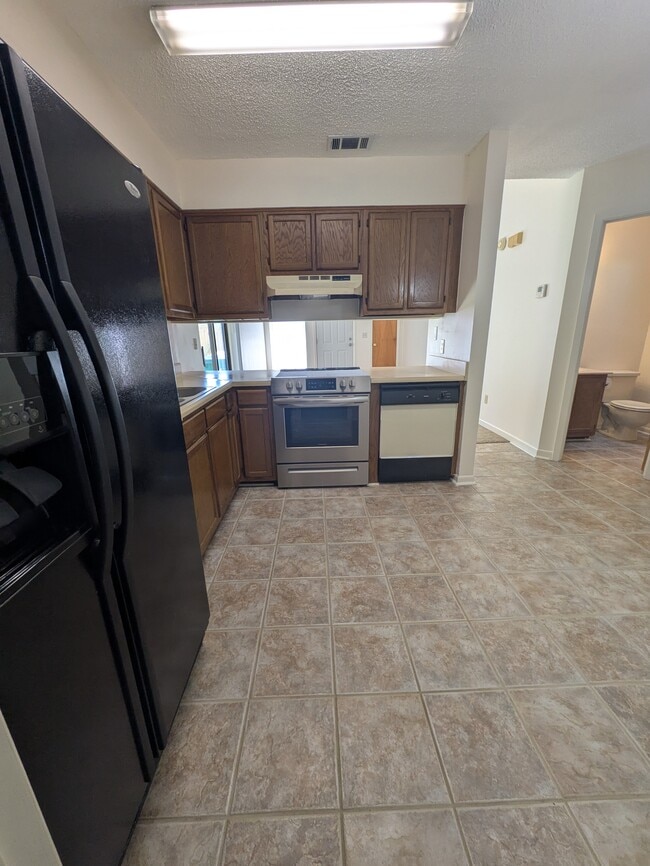 Kitchen and breakfast nook - 1501 Green Acres Blvd