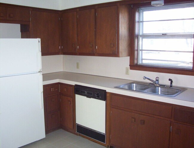 Building Photo - Spacious 3 bedroom house in Ozark!
