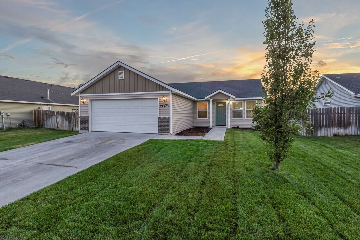Foto principal - 3 Bedroom, 2 Bath, 2-Car Garage with Room ...