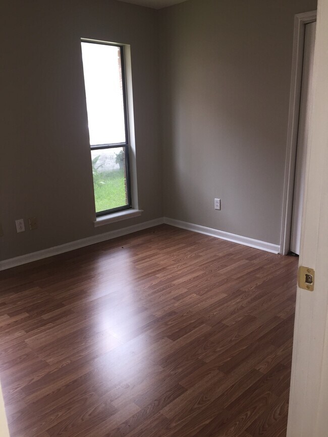 Foto del edificio - CUTE 3 BEDROOM 2 BATH! WITH A LARGE BACK YARD!