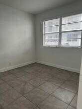 Building Photo - 608 5th St