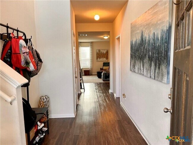 Foto del edificio - 533 Summersweet Rd