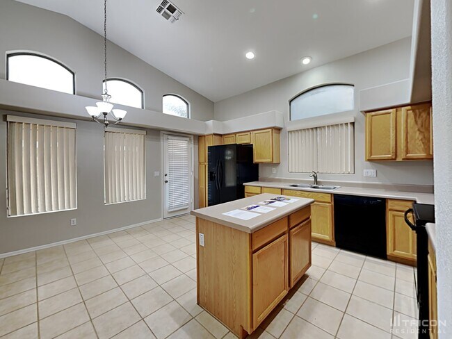 Building Photo - 1335 W Wahalla Ln
