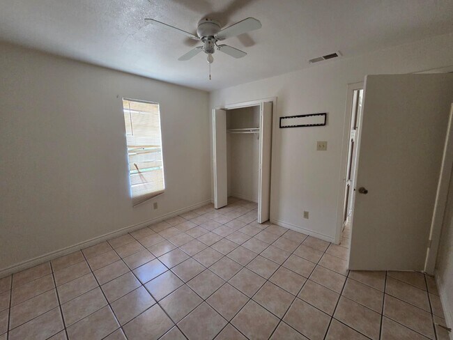Foto del edificio - 2704 E Kearney St