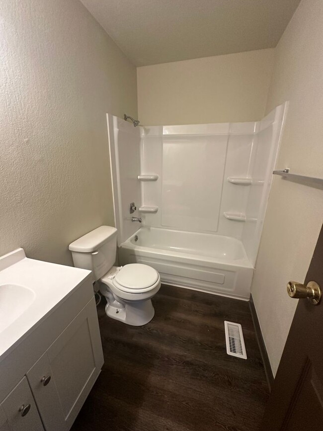 Foto del edificio - For Rent  3 Bedroom 2 Bath