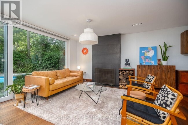 Building Photo - 16 Fallingbrook Woods