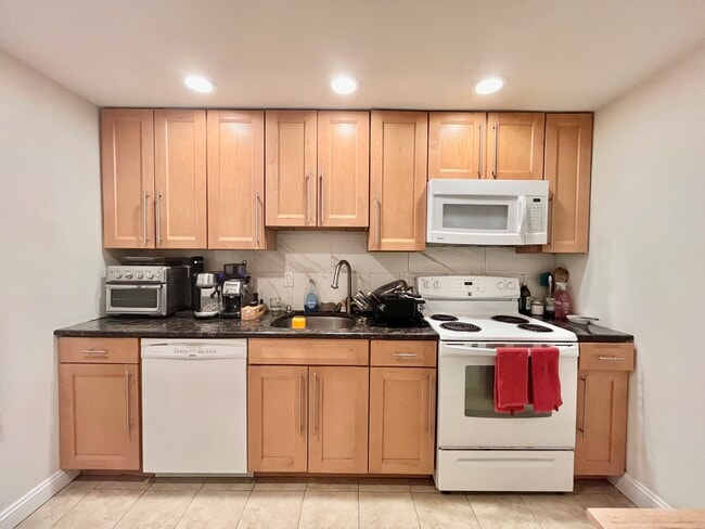 Building Photo - 290 Corey Rd