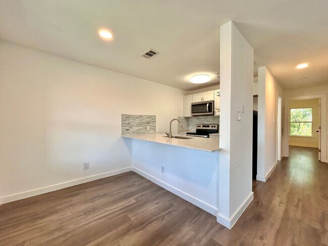 Foto del edificio - Stylish Top-Floor North Austin Condo Near 2222 & Minutes to Downtown