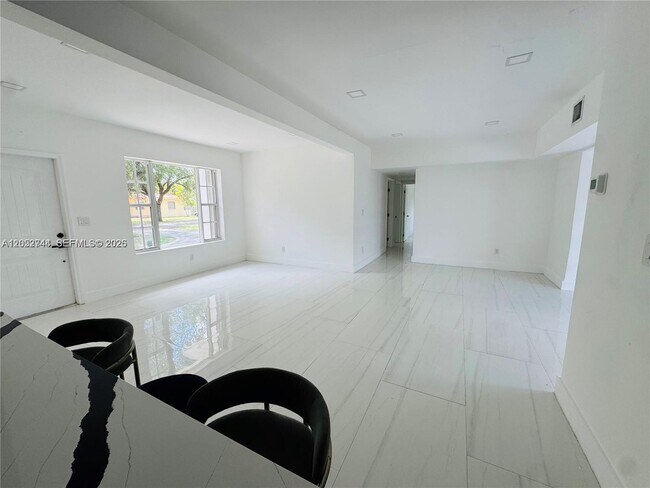 Building Photo - 516 Lavilla Dr