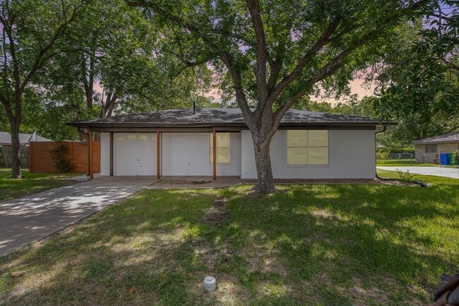 Building Photo - 2304 Lathan Ln