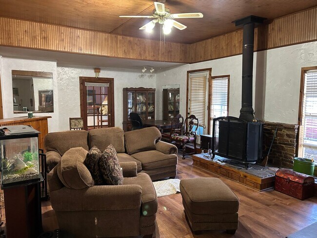 Foto del edificio - Spacious 4BR House in Brownsboro