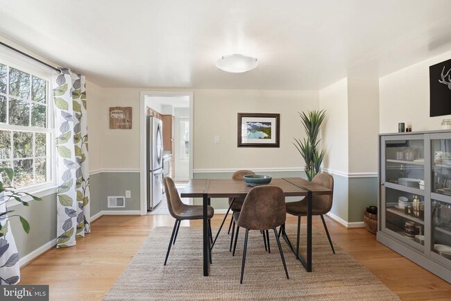 Foto del edificio - 9100 Omar Ct