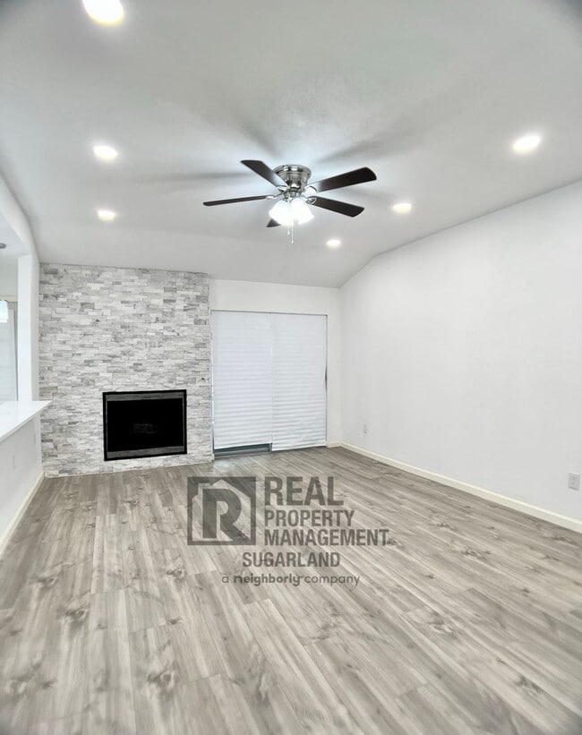 Building Photo - Gorgeous One Story Home in Sugar Land, TX