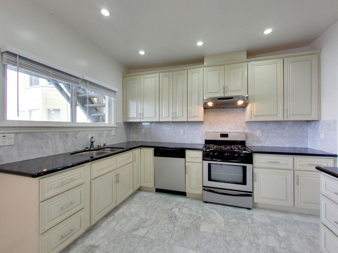 Foto principal - Remodeled 3 Bedroom in Nob Hill!!