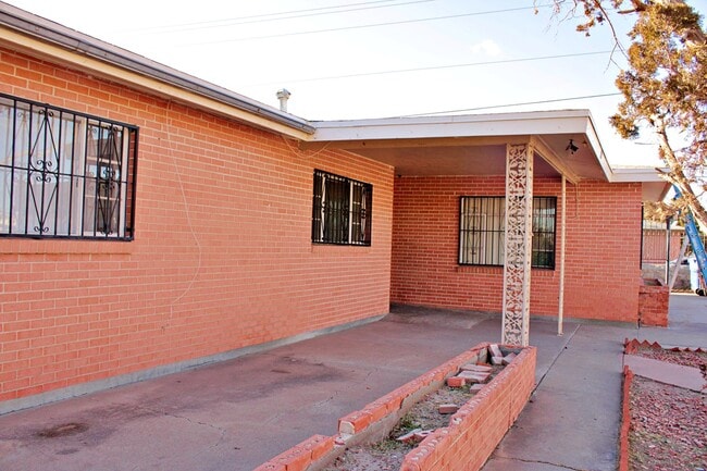 Building Photo - Spacious home Move-In Ready