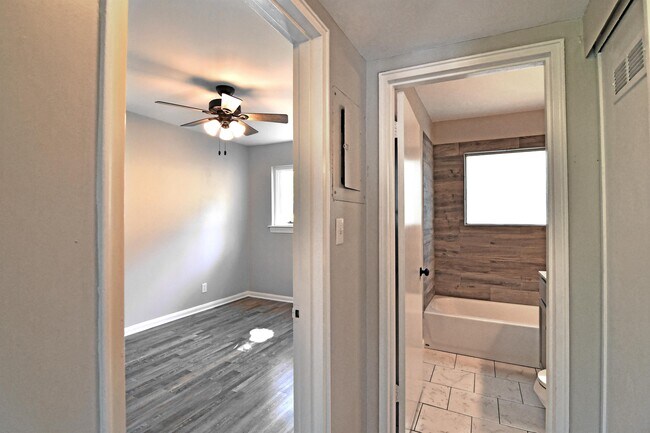 Building Photo - 4120 Stoneview Dr