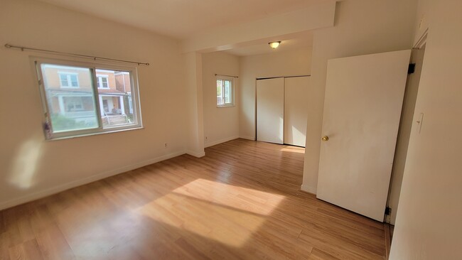 Large bedroom with double closet - 842 Chislett Street