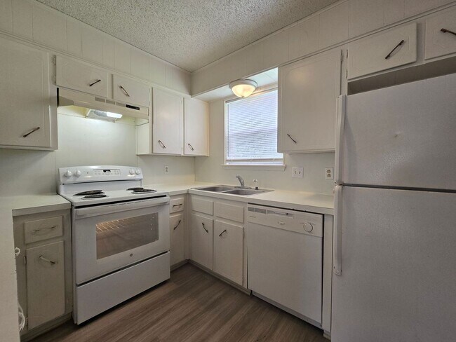 Building Photo - 1/2 OFF OF FIRST FULL MONTH OF RENT/ SECTION 8/HUD ACCEPTED - AVAILABLE NOW!