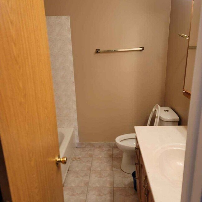 Building Photo - 12 Oak Creek Dr